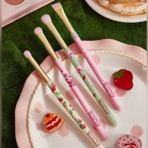 NWOT Strawberry Shortcake Makeup Brushes